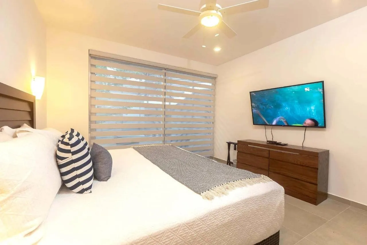 One Br Great Location, Large Roof Pool With Beautiful Views, Gym Included! Villa Playa del Carmen Mexico