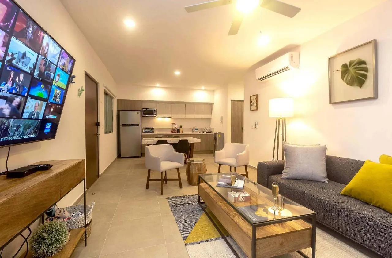 One Br Great Location, Large Roof Pool With Beautiful Views, Gym Included! Villa Playa del Carmen