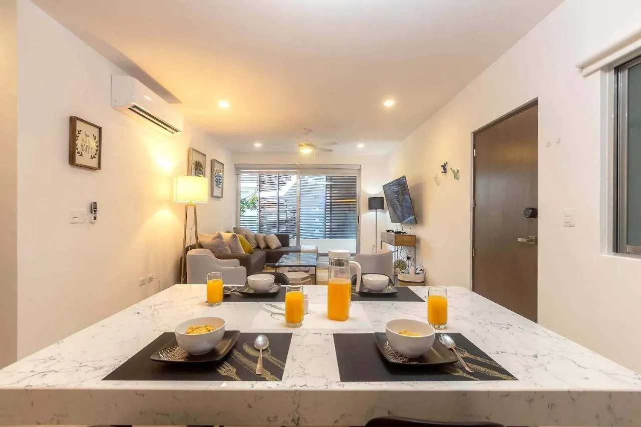 One Br Great Location, Large Roof Pool With Beautiful Views, Gym Included! Villa Playa del Carmen