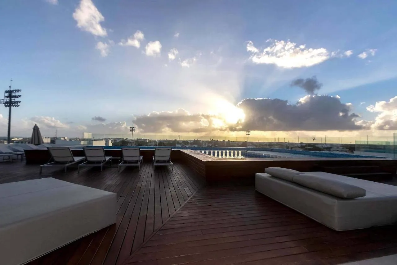 One Br Great Location, Large Roof Pool With Beautiful Views, Gym Included! Villa Playa del Carmen
